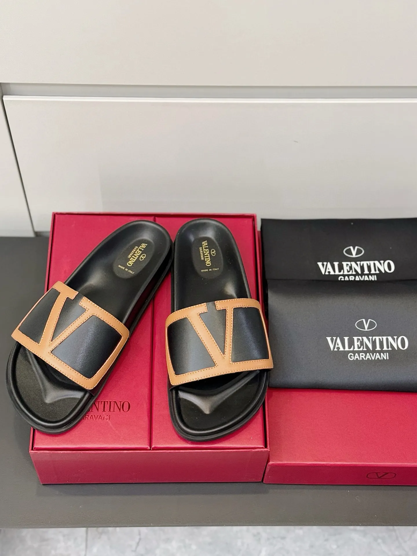 [VALENTINO] Top P: 540💰 Size: 39-44 (customized at 38.45) 🆕2025VLT — Valentino’s latest summer men’s slippers. The use of imported cowhide elements on slippers has been sublimated! It is worthy of recognition both visually and in terms of quality. Excellent quality, comfortable and durable! The embellishment of the perforated V hardware on the toe adds a sense of fashion! Cowhide feet